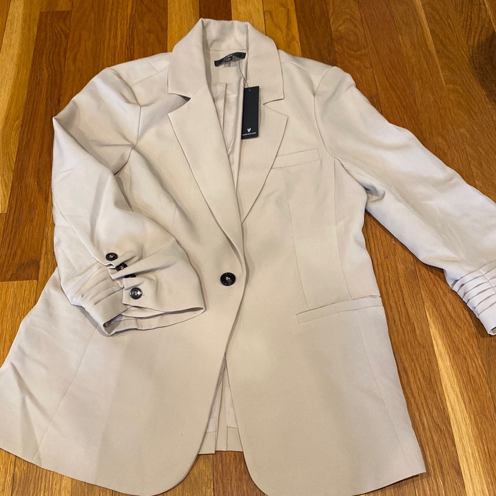 Lulus 3/4 sleeve taupe blazer NWT slight pull in the front.